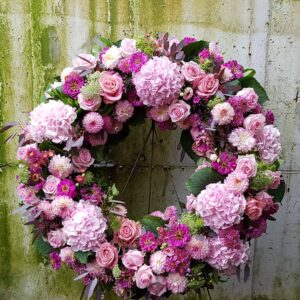 Rundgesteckter Blütenkranz in rosa – pink