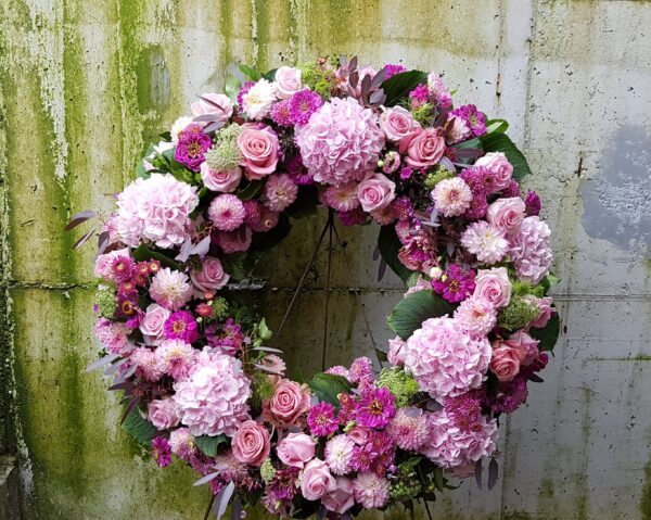 Rundgesteckter Blütenkranz in rosa – pink