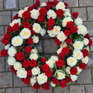 Rundgesteckter Rosenkranz in rot- weiß