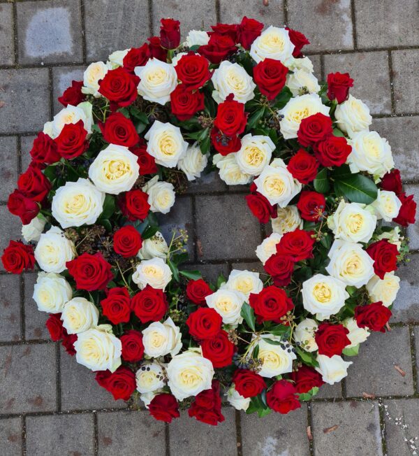 Rundgesteckter Rosenkranz in rot- weiß