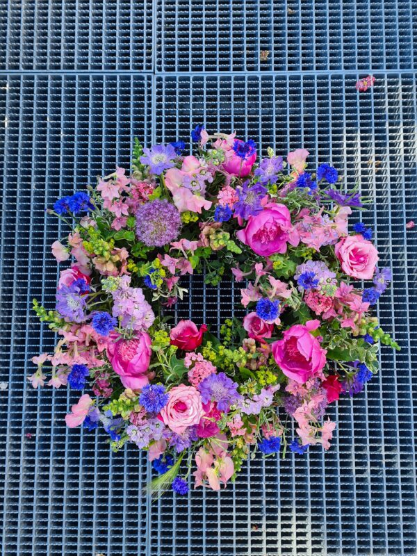 rundgesteckter Blütenkranz in pink-rosa-blau
