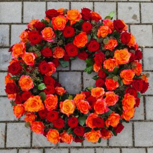 Rundgesteckter Rosenkranz in rot- orange