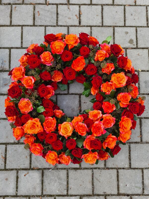 Rundgesteckter Rosenkranz in rot- orange