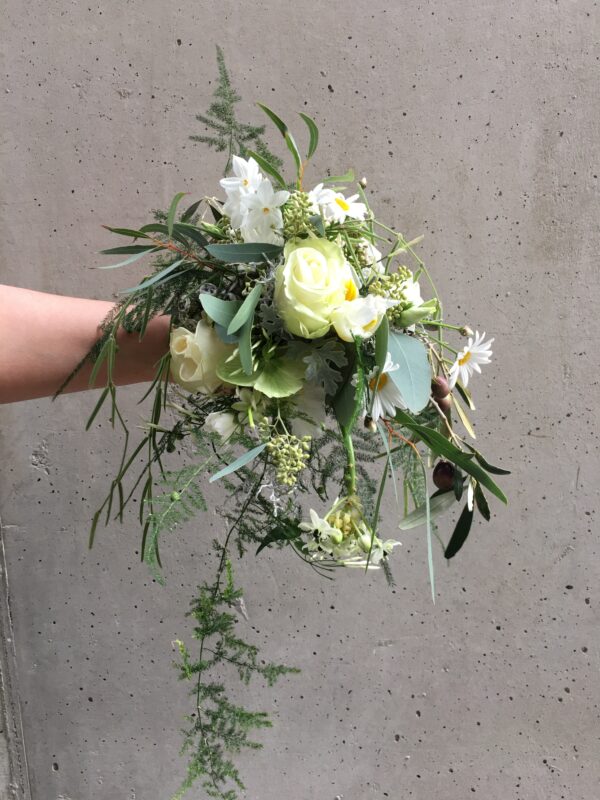 weißer Brautstrauß Hochzeitsstrauß Weißer Brautstrauß/Hochzeitsstrauß, kunstvoll gebundener Blumenstrauß, der von der Braut am Tag der Hochzeit getragen wird. Er dient als zentrales Accessoire des Brautoutfits und ist meist reinweiß oder mit zarten Weiß- und Creme-Tönen gehalten, passend zum Farbschema der Hochzeit. Typischerweise kompakt oder leicht üppig. Symbolik von Reinheit und neue Anfänge.