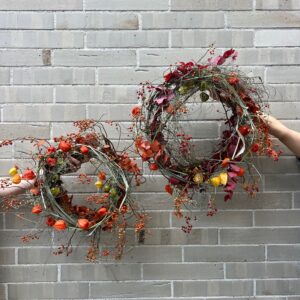 Naturnaher Herbstkranz „Herbstzauber“ – Gewundener Türkranz - Handgefertigtes Unikat